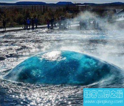 间歇泉喷发场面壮观，著名冰岛间歇泉爆发时最美