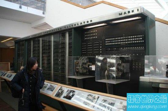 第一台计算机重达30吨，被称为最大的计算机