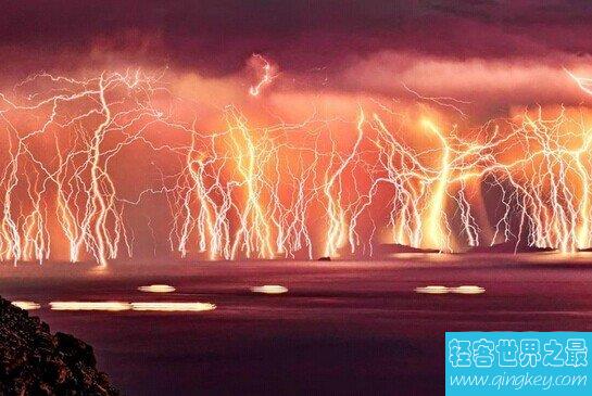 世界上闪电最多的地方，马拉开波湖(1年有297天闪电)