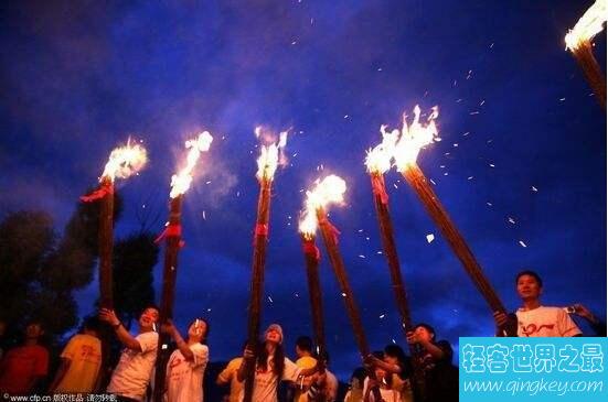彝族火把节的来历，为了对抗天神的虫军祈求大丰收
