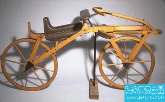 世界上最早的自行车，要用两脚蹬地才能前进