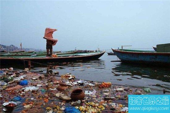 恒河水是印度神圣母亲河，然而却充斥各种垃圾和污水