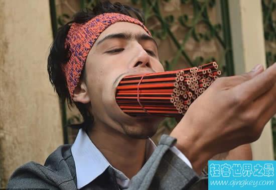 最新世界第一大嘴，尼泊尔男子嘴巴插进138支铅笔