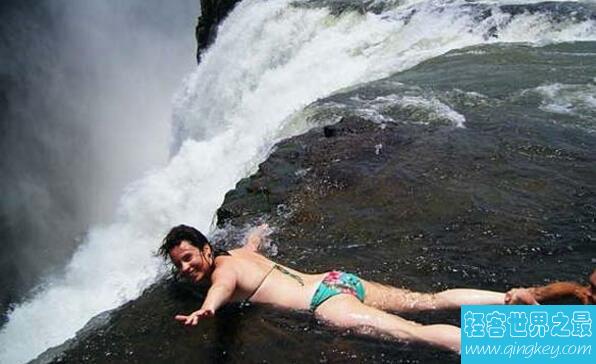世界上最危险的游泳池，魔鬼池(在110米高的瀑布上)