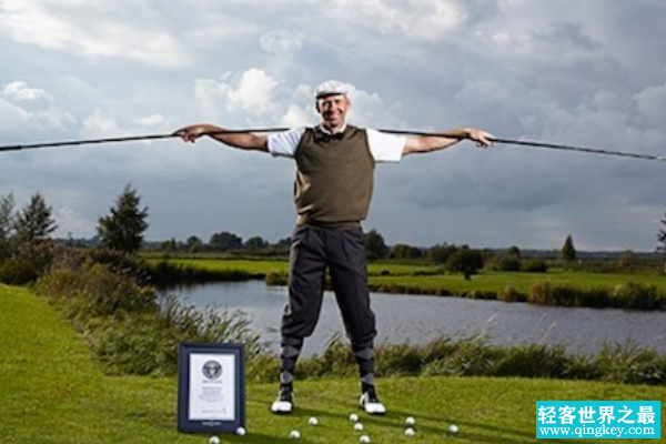 世界上最长的高尔夫球杆:长达4.37米(像划船的超长竹竿)