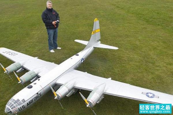 世界上最大的遥控模型飞机:使用96块电池(时速64公里)