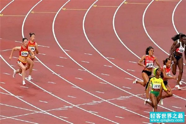 女子4x100米接力世界纪录：40秒82（美国队创下的纪录）