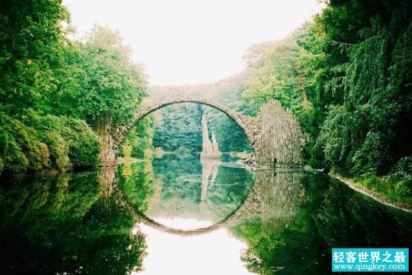 世界上最漂亮的拱桥魔鬼桥 从魔鬼手里骗来的德国拉科茨桥