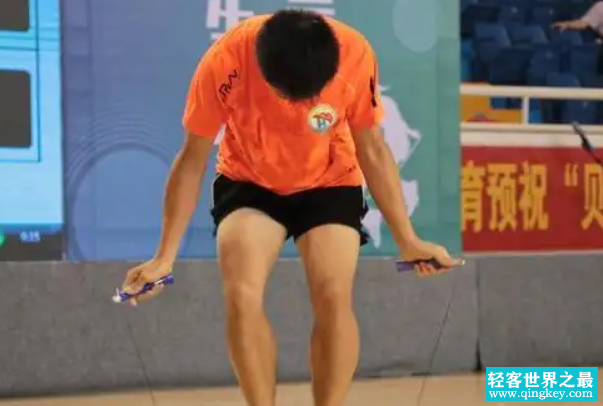 跳绳最快最多的人：岑小林(创下吉尼斯跳绳世界纪录)