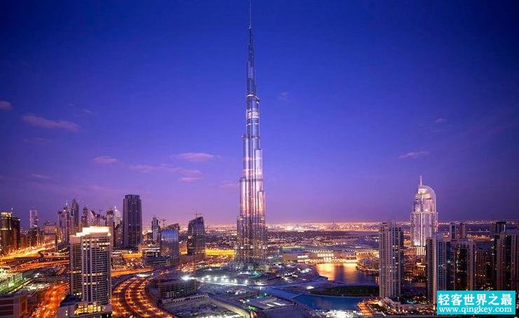 世界上最高的建筑 哈利法塔（高度为828米）