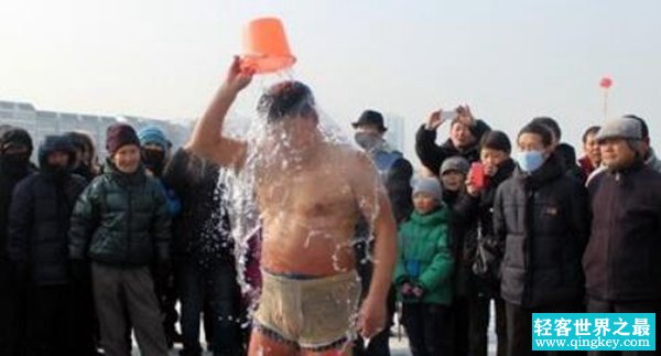 世界上最不怕冷的人 中国冰王金松浩冰中呆满两小时
