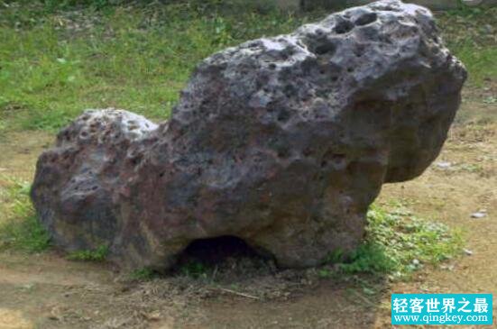 世界上最大的铁牛石铁陨石，1200年历史(至今无人搬动)