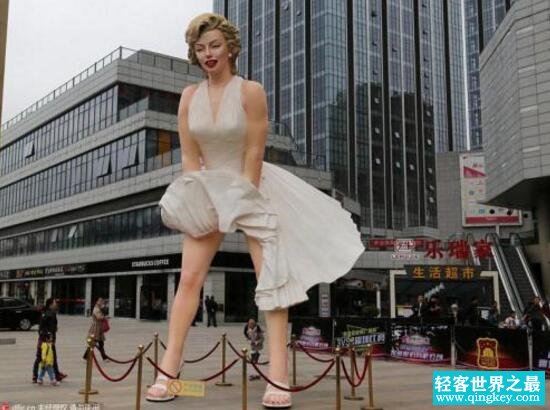 世界上最大的玛丽莲梦露雕像，街头一览裙底春光(遭拆除)