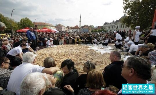 世界上最大的馅饼，直径12米(足够4500人吃)