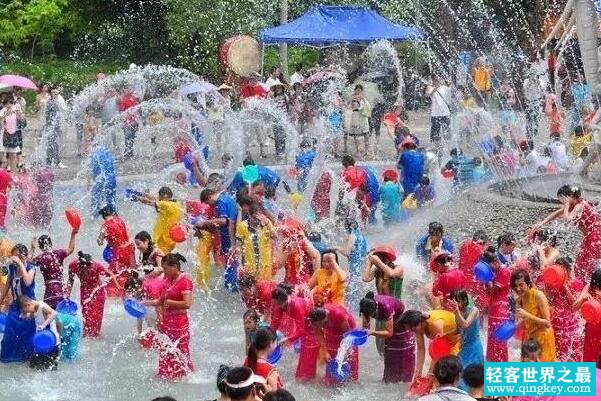 傣族的风俗和节日 传统节日泼水节和关门节(独特的文化)