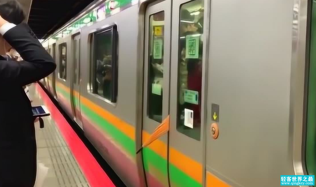 恶臭味道让日本地铁停运 原来只是臭豆腐（臭味武器）