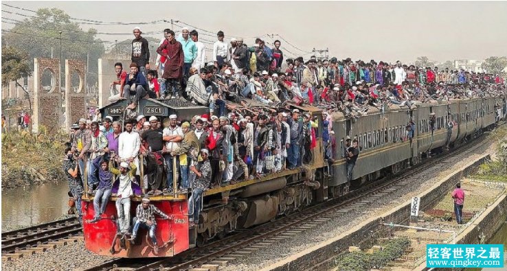 印度人最喜欢坐火车挂票 别再被骗了（印度火车）