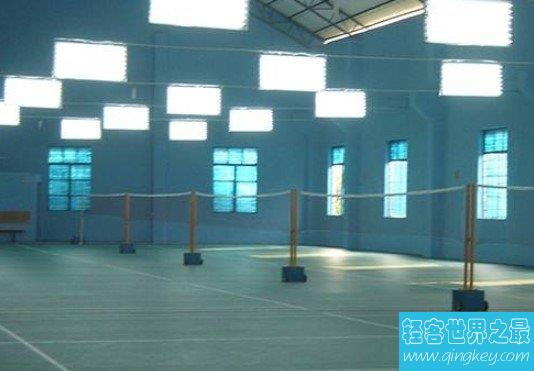 国际标准羽毛球网最高高度，网中间高1.524米，网柱高1.55米