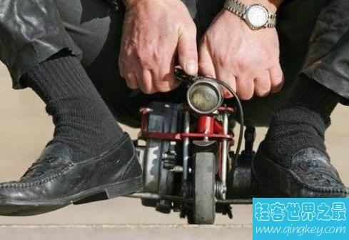 世界上最小的摩托车，比手掌还小，但可以乘坐