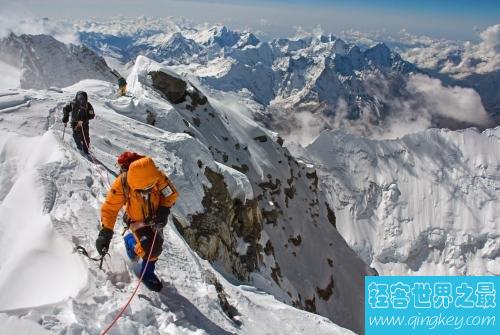 世界上最高的山峰，珠穆朗玛峰高达八千八百米！