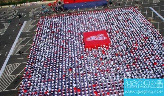 世界最大人体二维码，1190人组成一个巨型二维码！