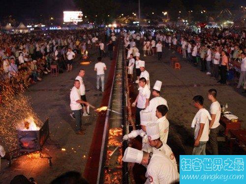 世界上最长的肉串，长达112米(消耗600斤猪肉)