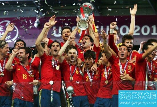 获得2010年世界杯冠：军西班牙国家队，队员卡西功不可没