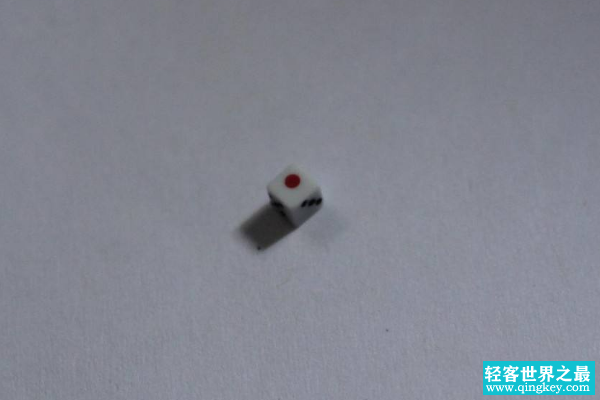 世界上最小的骰子:仅0.3毫米长(相当于红豆大小)