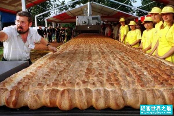 世界上最大的面包:全长1700米(白糖就用了1吨)