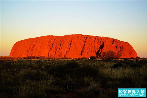世界上最大的独立岩石：艾尔斯岩石（位于澳大利亚约9.4千米）