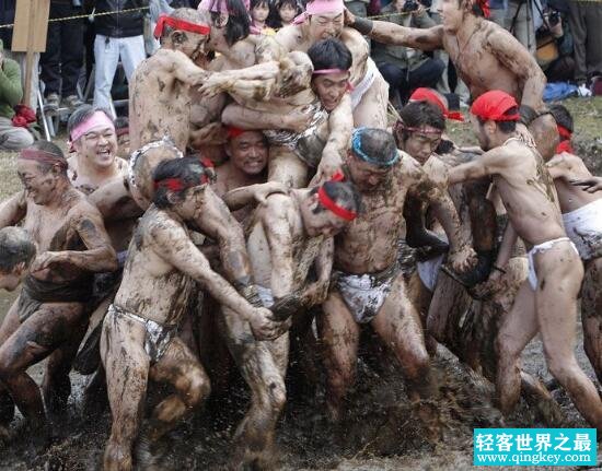 世界上最脏的节日，日本泥浆节(认为泥浆能带来好运)