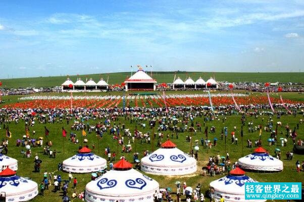 蒙古族的传统节日 节日必备赛马摔跤射箭歌舞(那达慕大会)